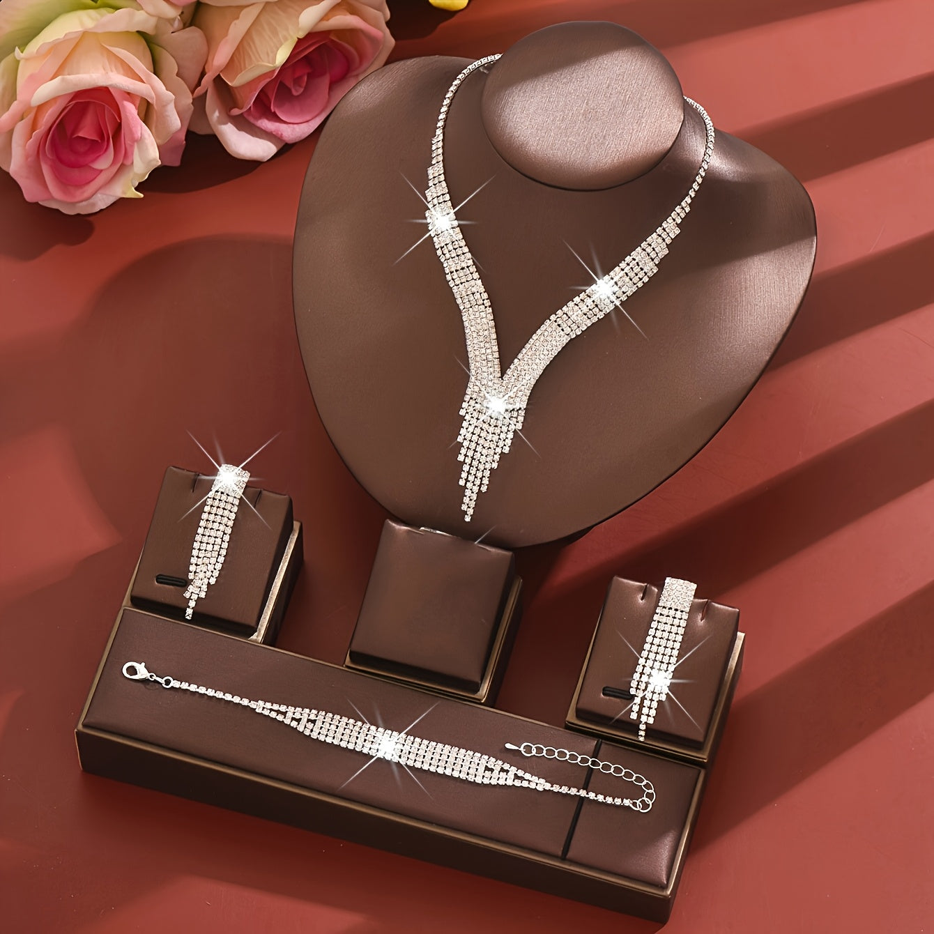 Set di gioielli argentati con strass