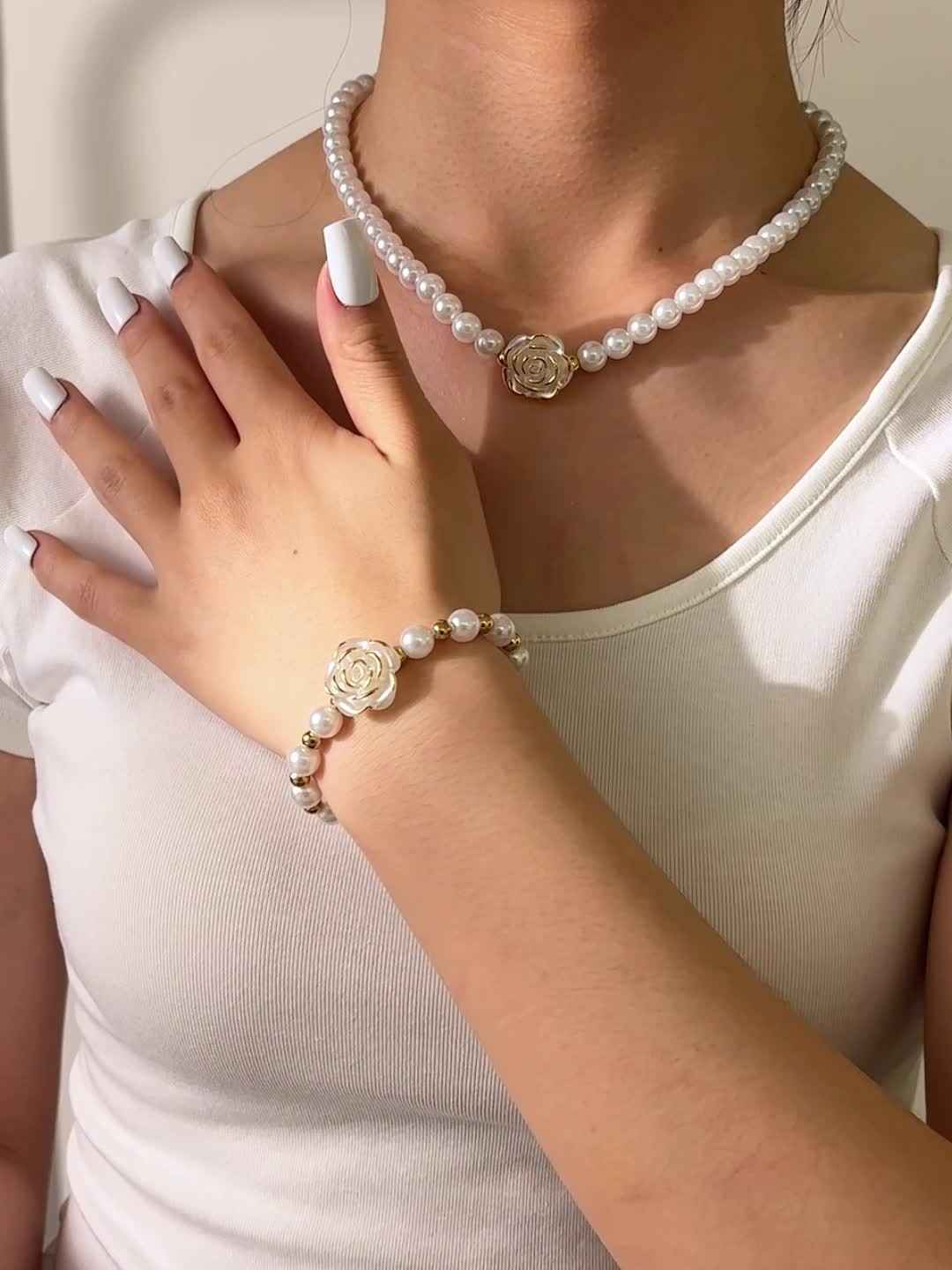 Set Gioielli Francesi 4 Pezzi - Perle di Imitazione con Fiori Bianchi Delicati - Eleganza digitale