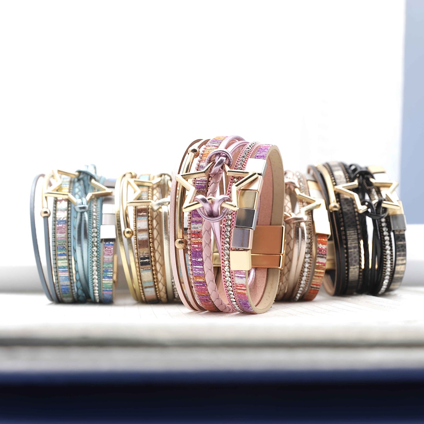 Set Braccialetti Boho con Stelle - Pelle Sintetica e Chiusura Magnetica - Eleganza digitale