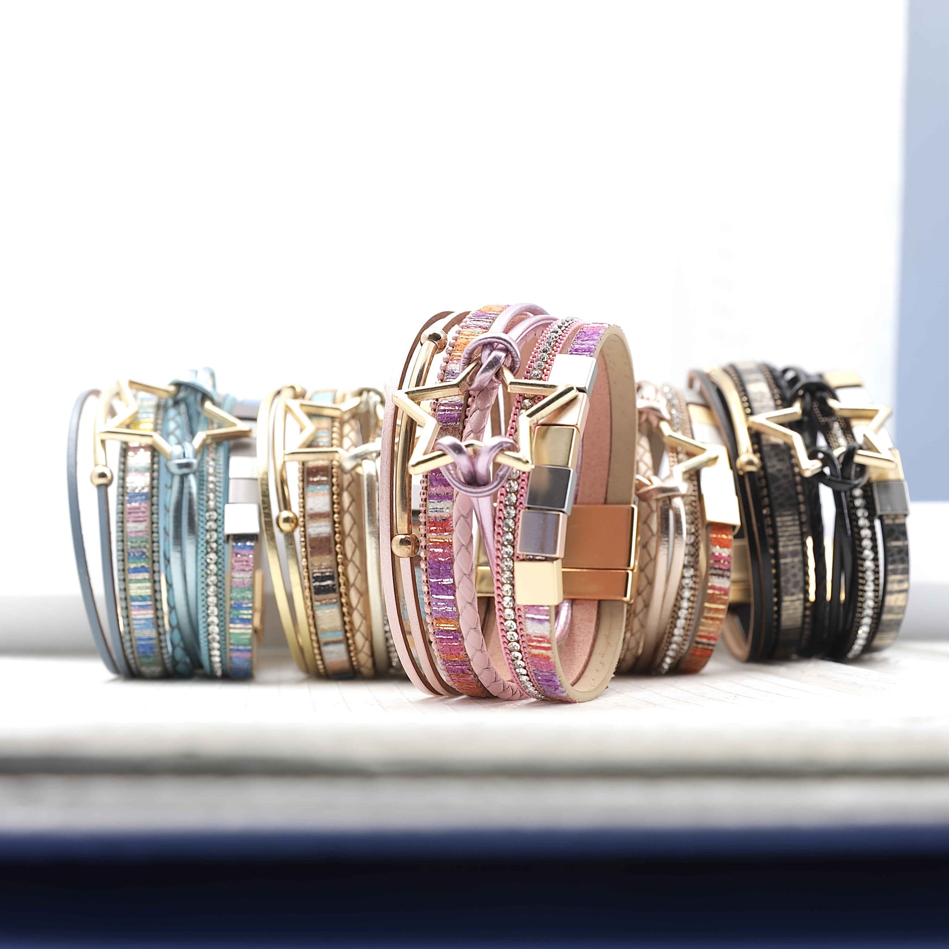 Set Braccialetti Boho con Stelle - Pelle Sintetica e Chiusura Magnetica - Eleganza digitale