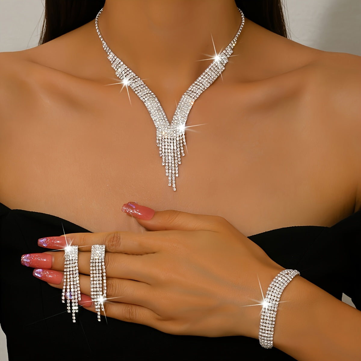 Set di gioielli argentati con strass